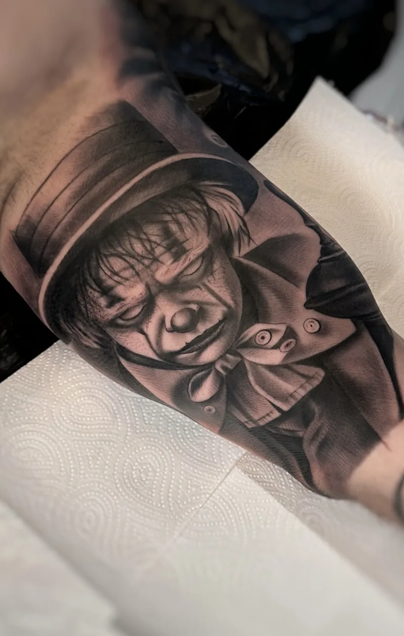 Fineline sort & grå tatovering af Natalia Nielsen