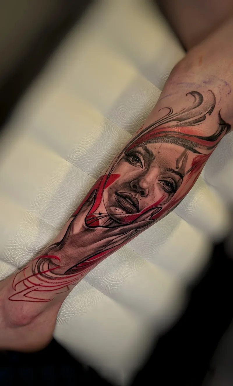 Floral sort & grå tatovering af Natalia Nielsen