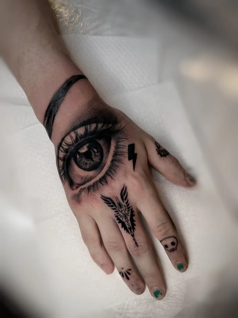 Sort & grå tatovering af Natalia Nielsen, Envision Tattoo Studio