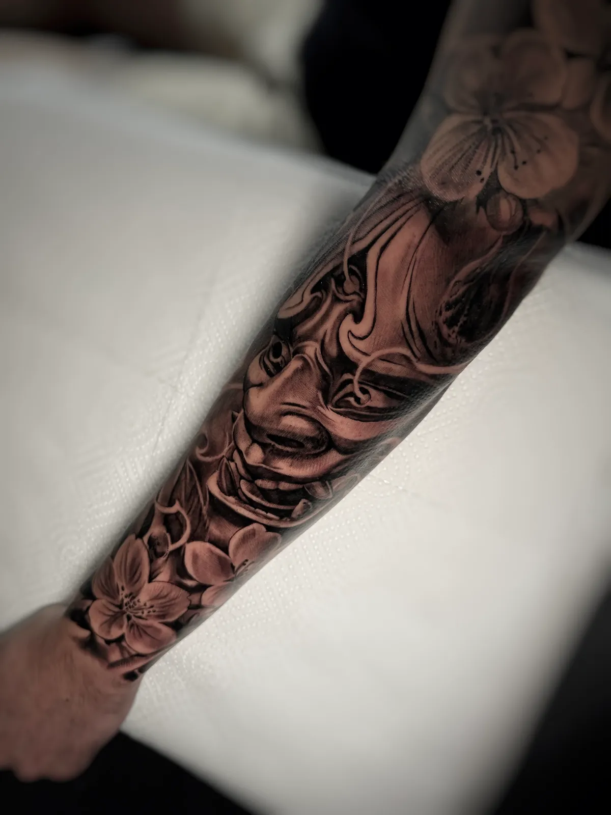 Blomster-tatovering af Natalia Nielsen — Envision Tattoo Studio nær Valby