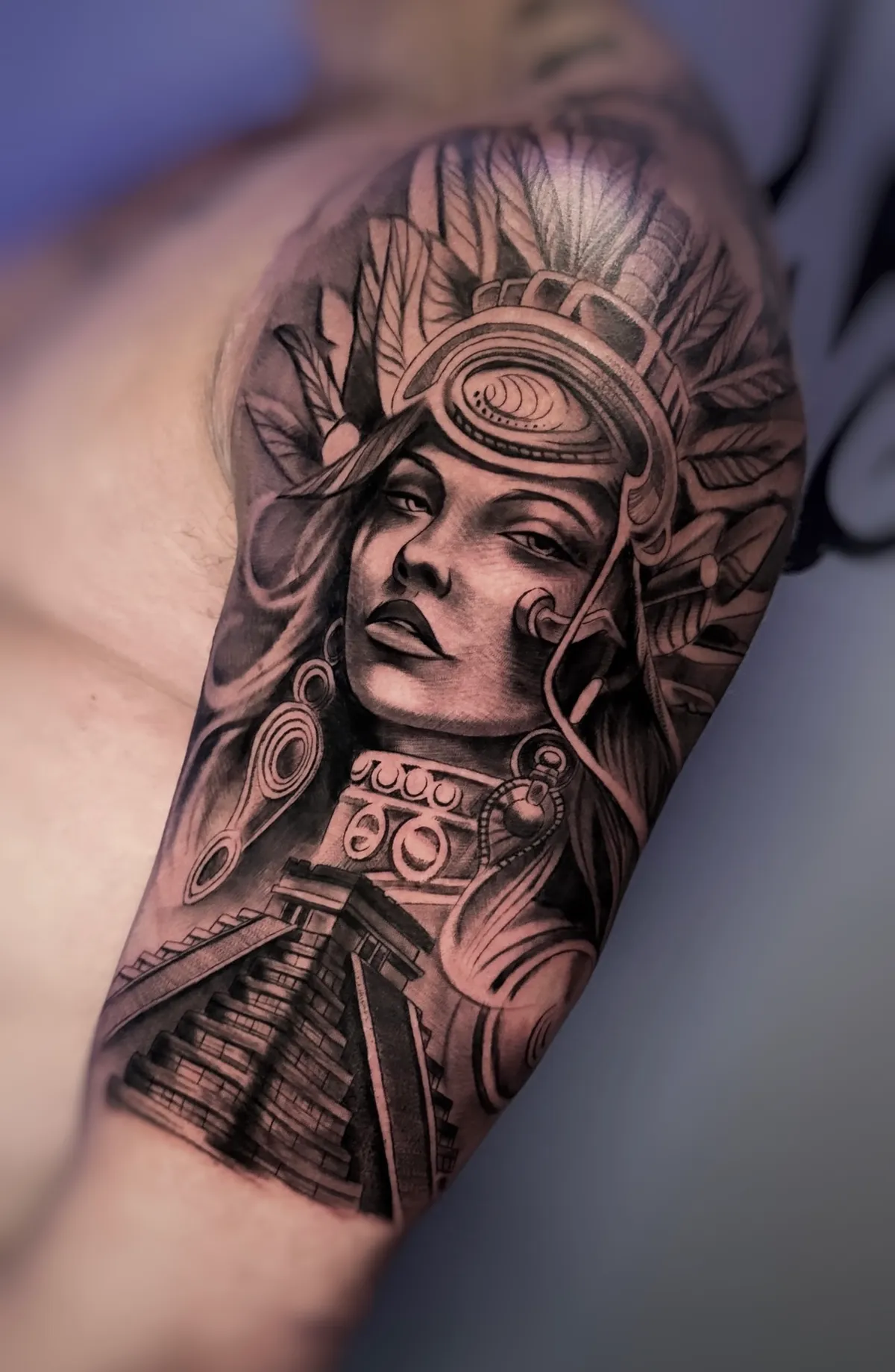 Sort & grå tatovering af Natalia Nielsen — Envision Tattoo Studio nær Valby